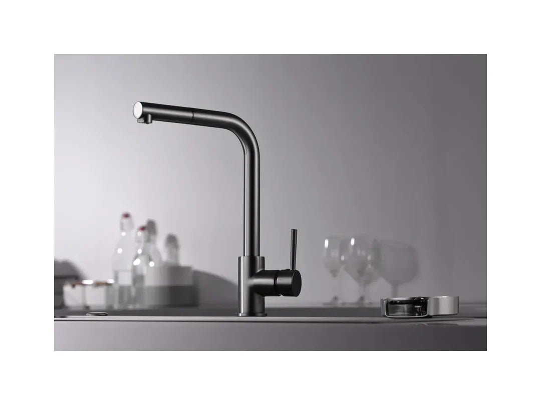 Grifo de cocina extraíble IMEX serie Malta en acabado black gun metal en un ambiente de cocina