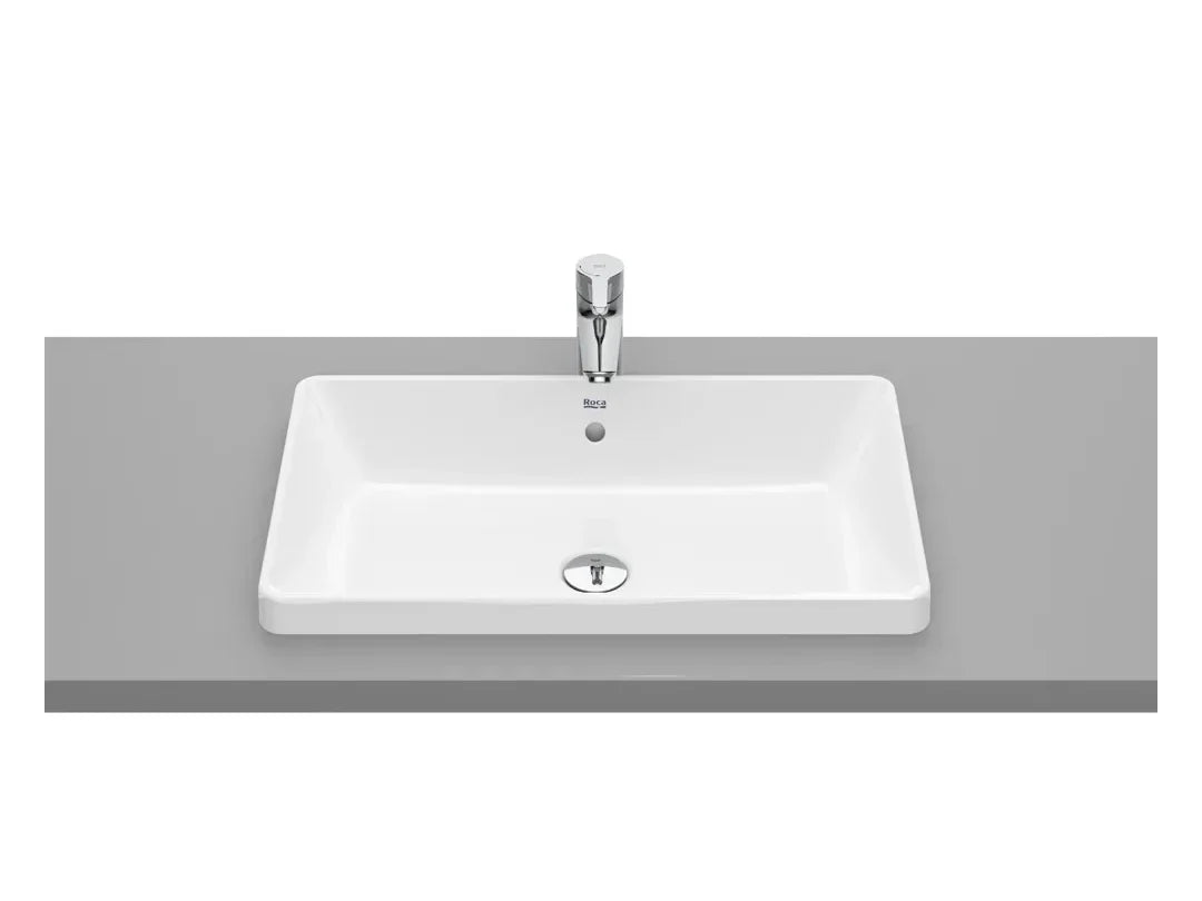 Lavabo sobre encimera de porcelana blanca instalado sobre un mueble de baño