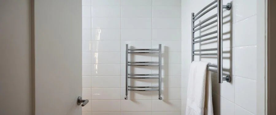 Barra de apoyo basculante junto al inodoro en un baño adaptado, mostrando seguridad y accesibilidad.