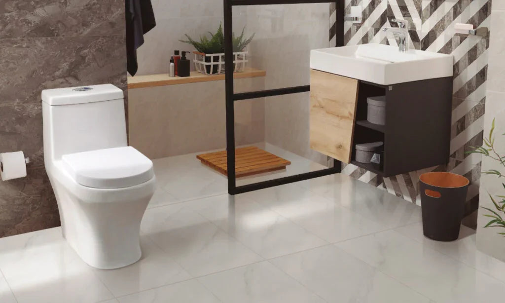 Inodoro moderno suspendido de porcelana vitrificada blanco brillante en baño minimalista
