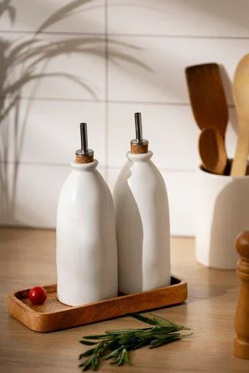 Dispensadores de jabón automáticos y manuales en encimera de baño y cocinas moderno