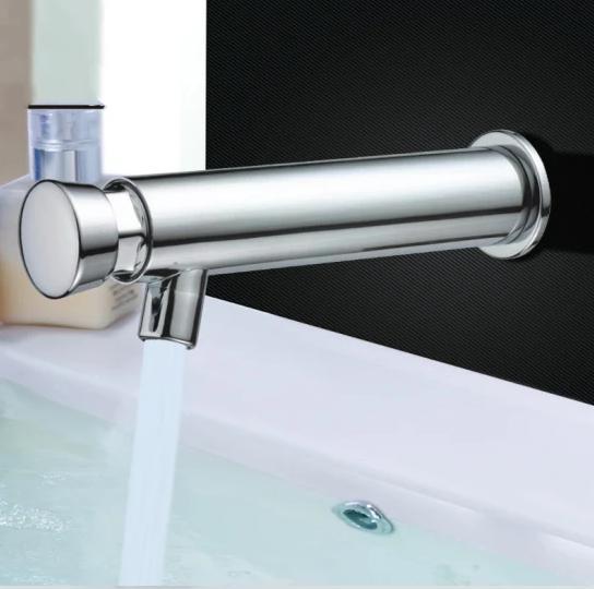 Grifo pulsador para lavabo con dise├▒o cromado y bot├│n temporizado