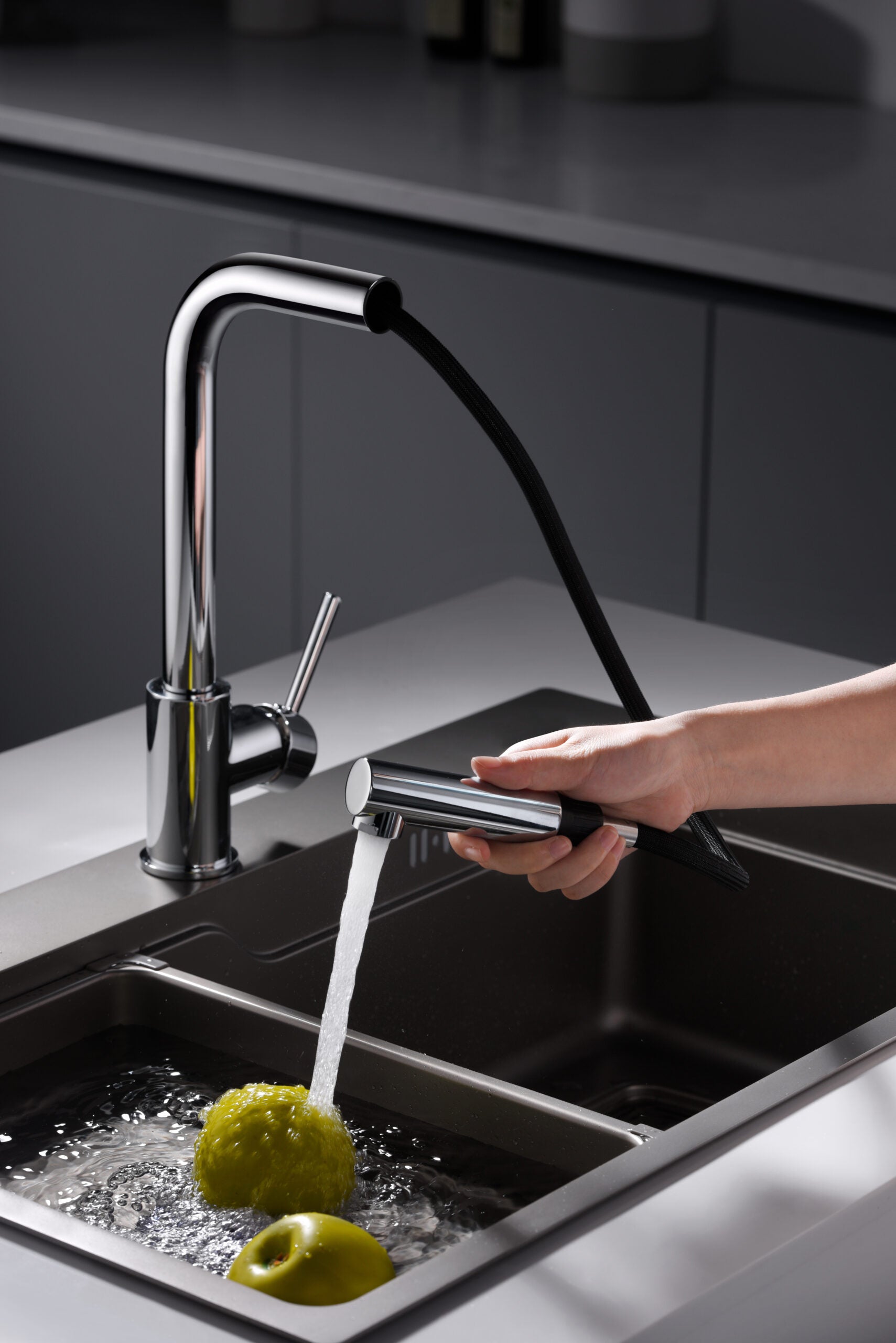 Grifo de cocina monomando extraíble con acabado en color oro cepillado Malta Imex en ambiente