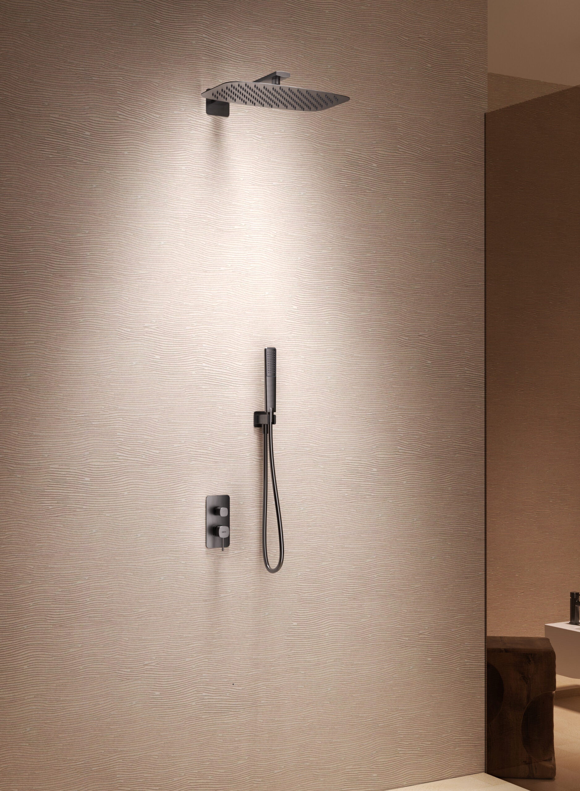 Sistema monomando de ducha empotrado serie Firenze en black gun metal ambiente