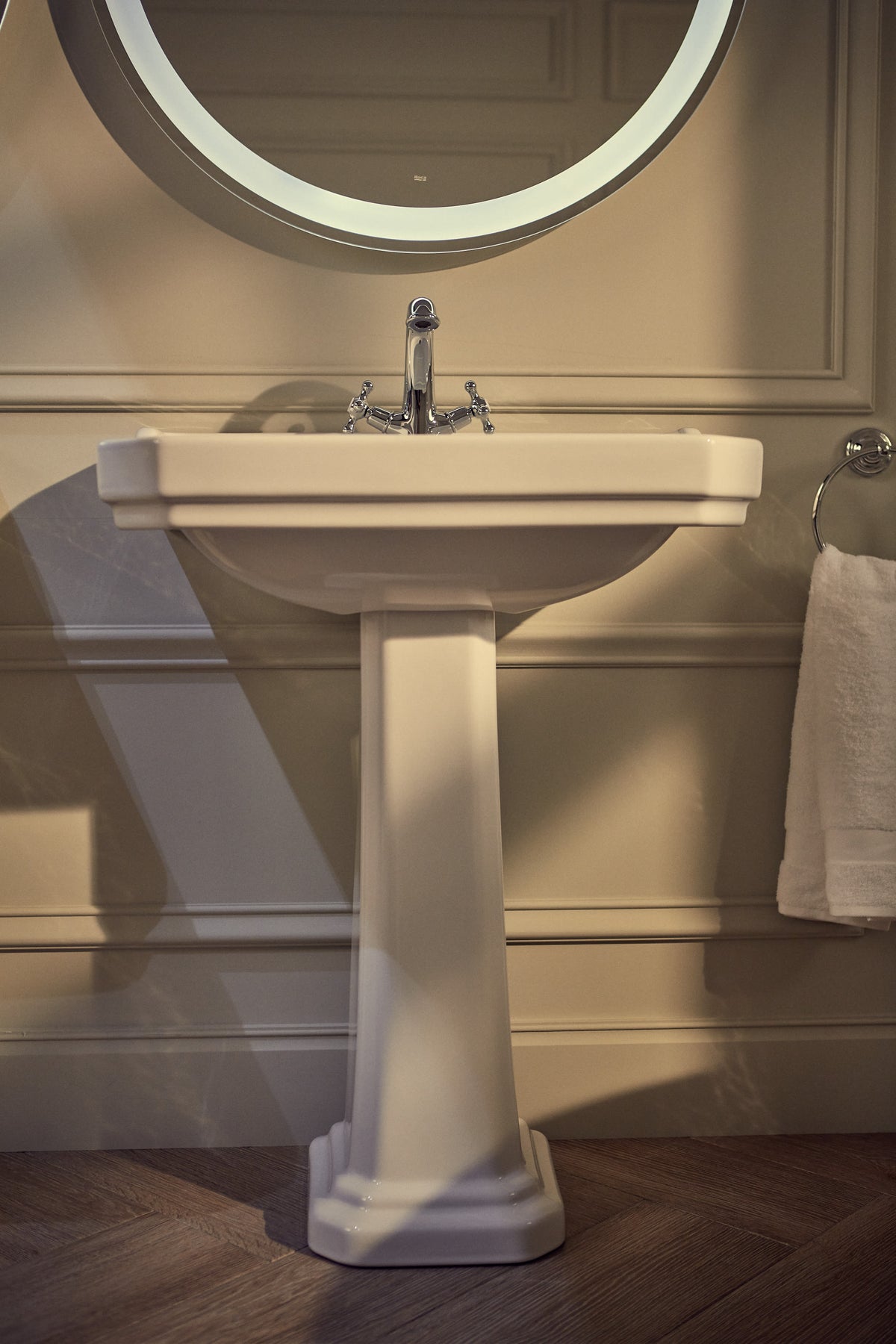 Lavabo de instalación a mural de 65 cm de color blanco Carmen con 1 orificio, con pedestal opcional Roca