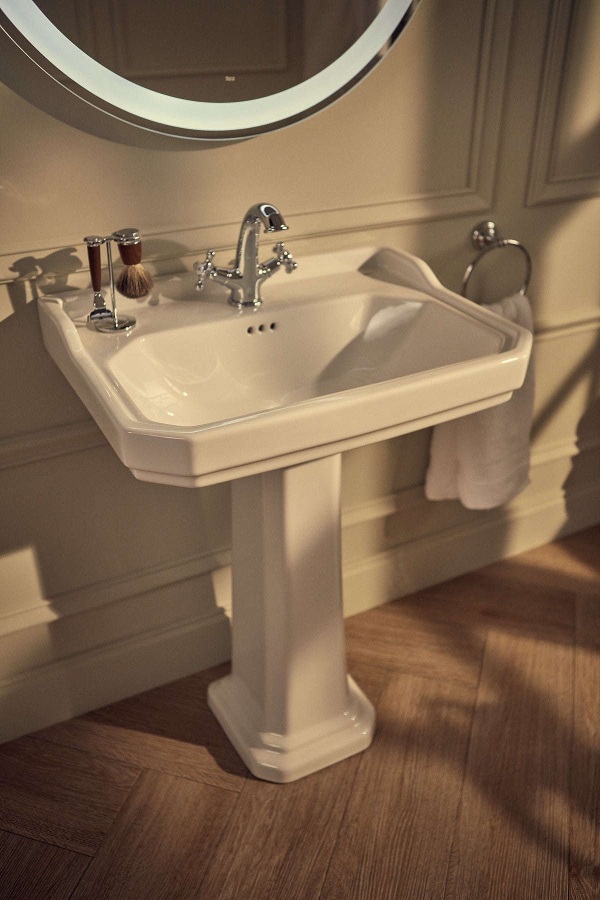 Lavabo de instalación a mural de 65 cm de color blanco Carmen con 1 orificio, con pedestal opcional Roca
