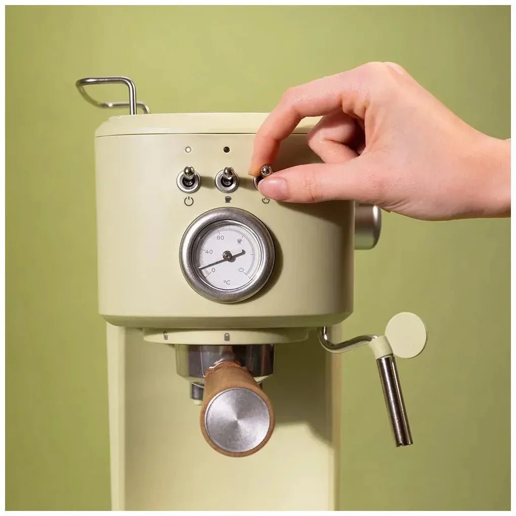 cecotec_01723_cafetera_espresso_retro_verde_20_bares_con_vaporizador_y_alta_potencia_4