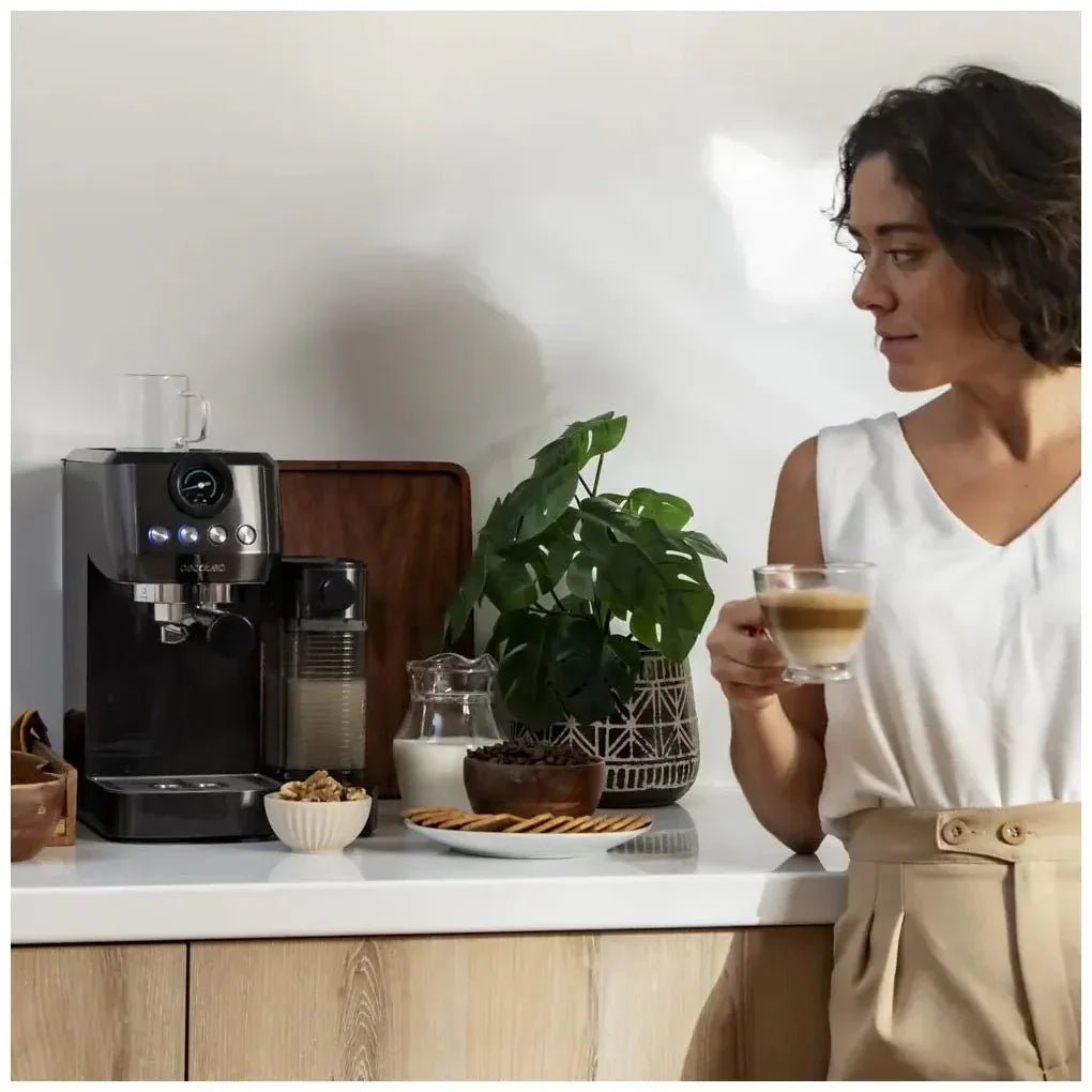 cecotec_01985_cafetera_semiautomática_20_bares_con_thermoblock_y_tanque_de_leche_3