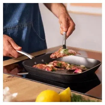 grill_cuadrado_de_aluminio_forjado_y_mango_de_acero_inoxidable_polka_fantasy_28_grill_silver_cecotec_5