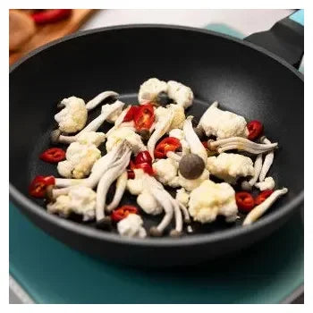 sartén_de_24_cm_hecha_en_aluminio_forjado_con_revestimiento_antiadherente_polka_platinum_24_bucket_thunder_cecotec_5