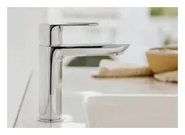 Grifo de lavabo de caño alto con cuerpo liso y acabado cromado monocomando Cala Roca 1