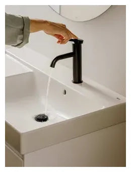 Grifo monocomando de lavabo con caño mezzo y acabado negro titanio desagüe Ona Roca 1