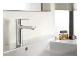 Grifo monomando de lavabo con caño mezzo y acabado cromado de Naia Roca 1