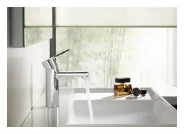 Grifo monomando de lavabo con cuerpo liso y acabado cromado Naia Roca 2