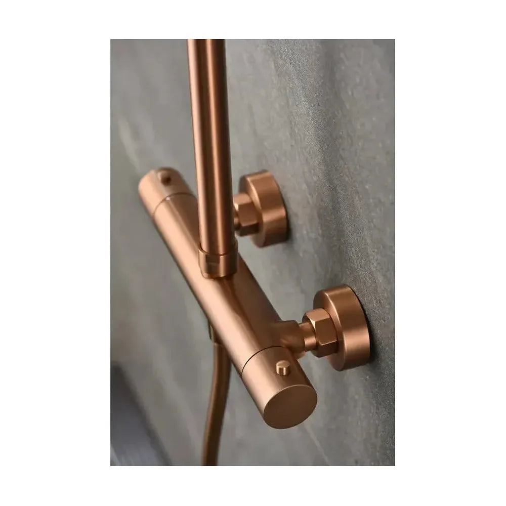 Detalle de acabado y materiales de Columna de ducha con grifo termostático en acero inoxidable y latón con acabado oro...
