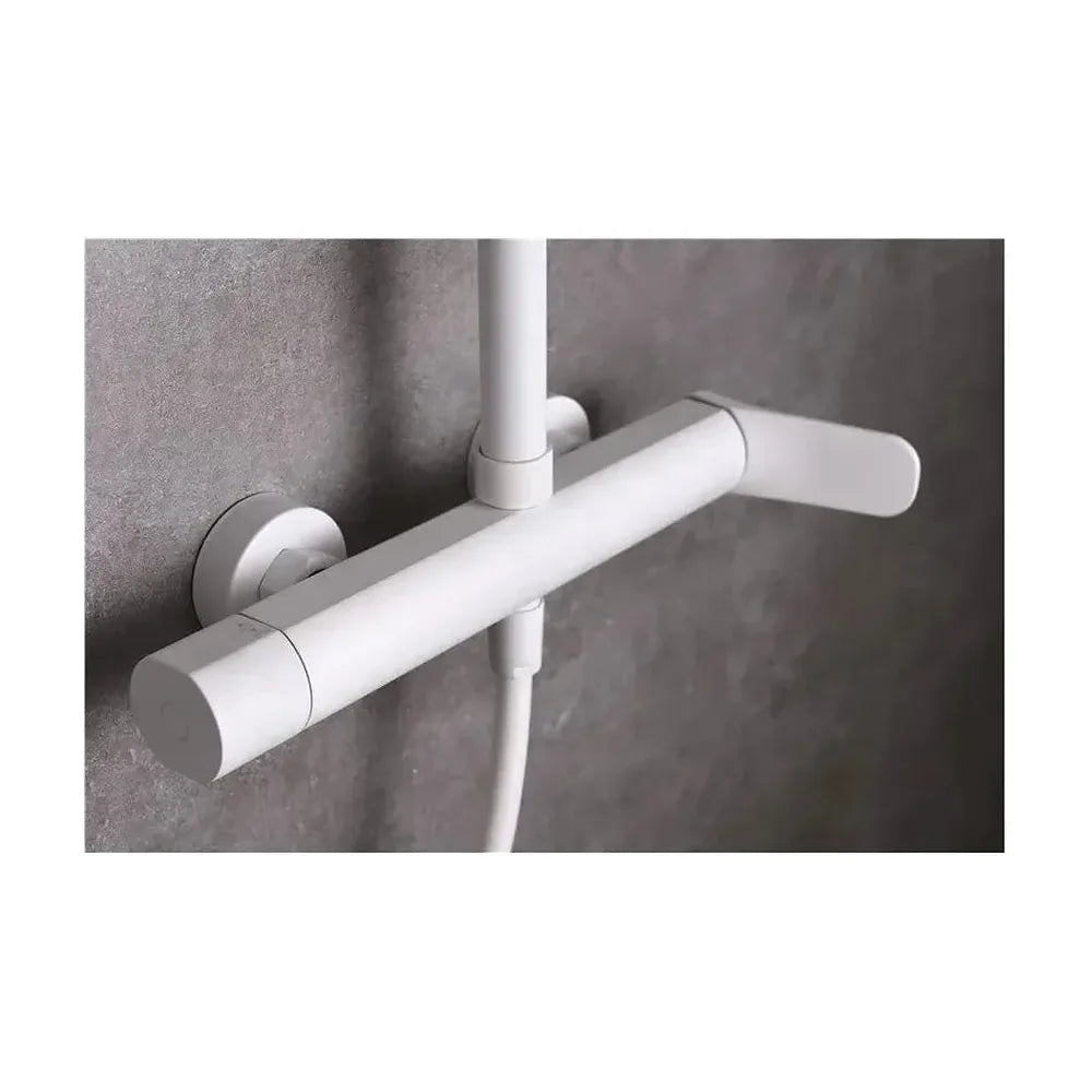 Detalle de acabado y materiales de Columna monomando de ducha con un diseño moderno y un acabado blanco mate Dinamarca de...