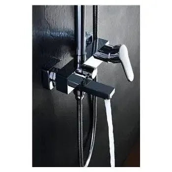 Detalle de funcionamiento de Columna para baño y ducha con un diseño moderno y un acabado cromado de Imex
