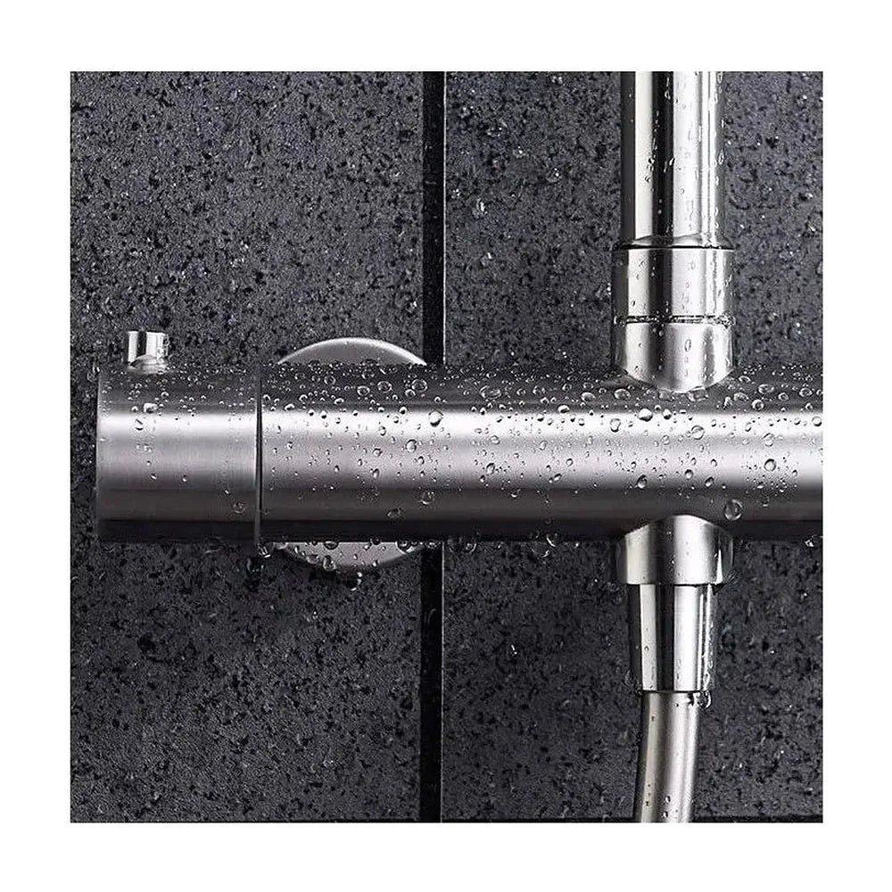 Detalle de acabado y materiales de Conjunto de ducha termostática fabricada en acero inoxidable con un acabado cromado...