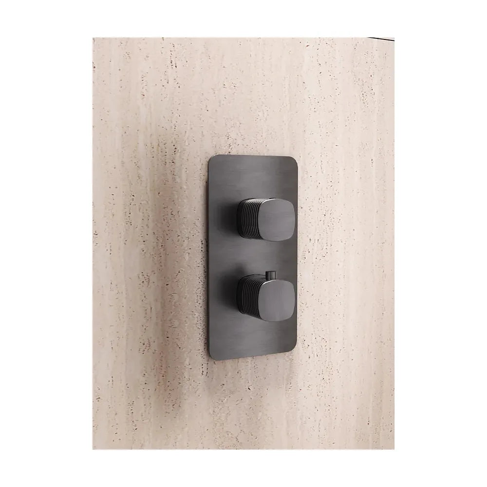 Vista en conjunto ambientada de Conjunto ducha termostático empotrado Sassari black gun metal Imex