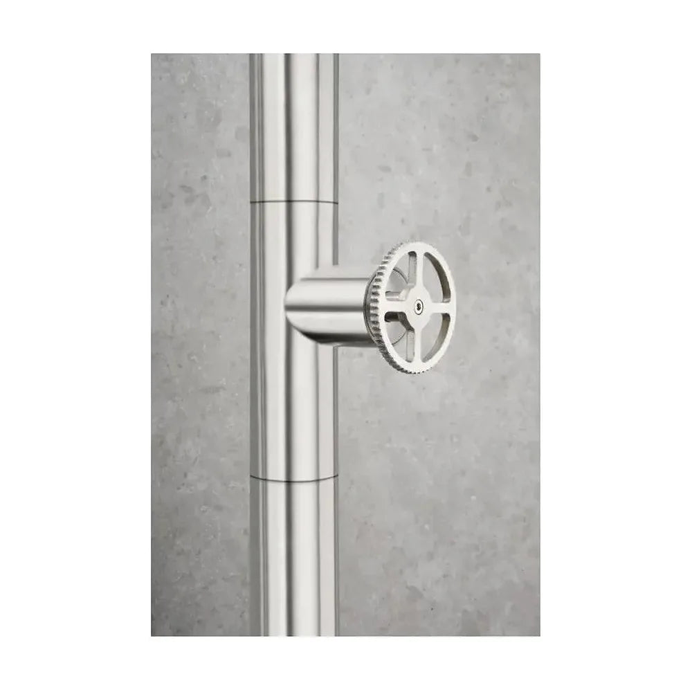 Vista principal de Ducha para exterior de 240 cm hecha de acero inoxidable con acabado satinado Pool de Imex