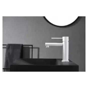 Detalle de acabado y materiales de Grifo blanco para lavabo fabricado en latón con discos de cerámica Milos de Imex