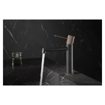 Detalle de acabado y materiales de Grifo con un diseño de monomando para lavabo de color gris mate y champagne Line de Imex