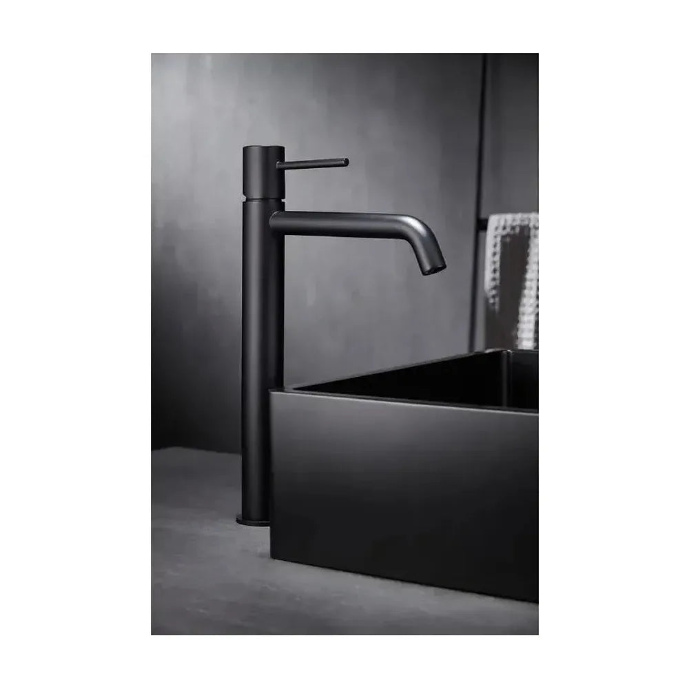 Vista lateral y perspectiva de Grifo de lavabo alto con cartucho cerámico de 25 mm fabricado en latón con acabado negro...