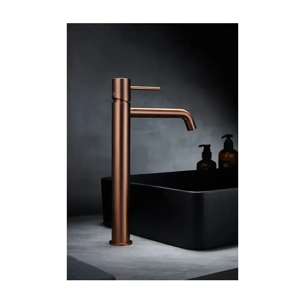 Vista lateral y perspectiva de Grifo de lavabo alto en latón con cartucho cerámico de 25 mm Monza de Imex