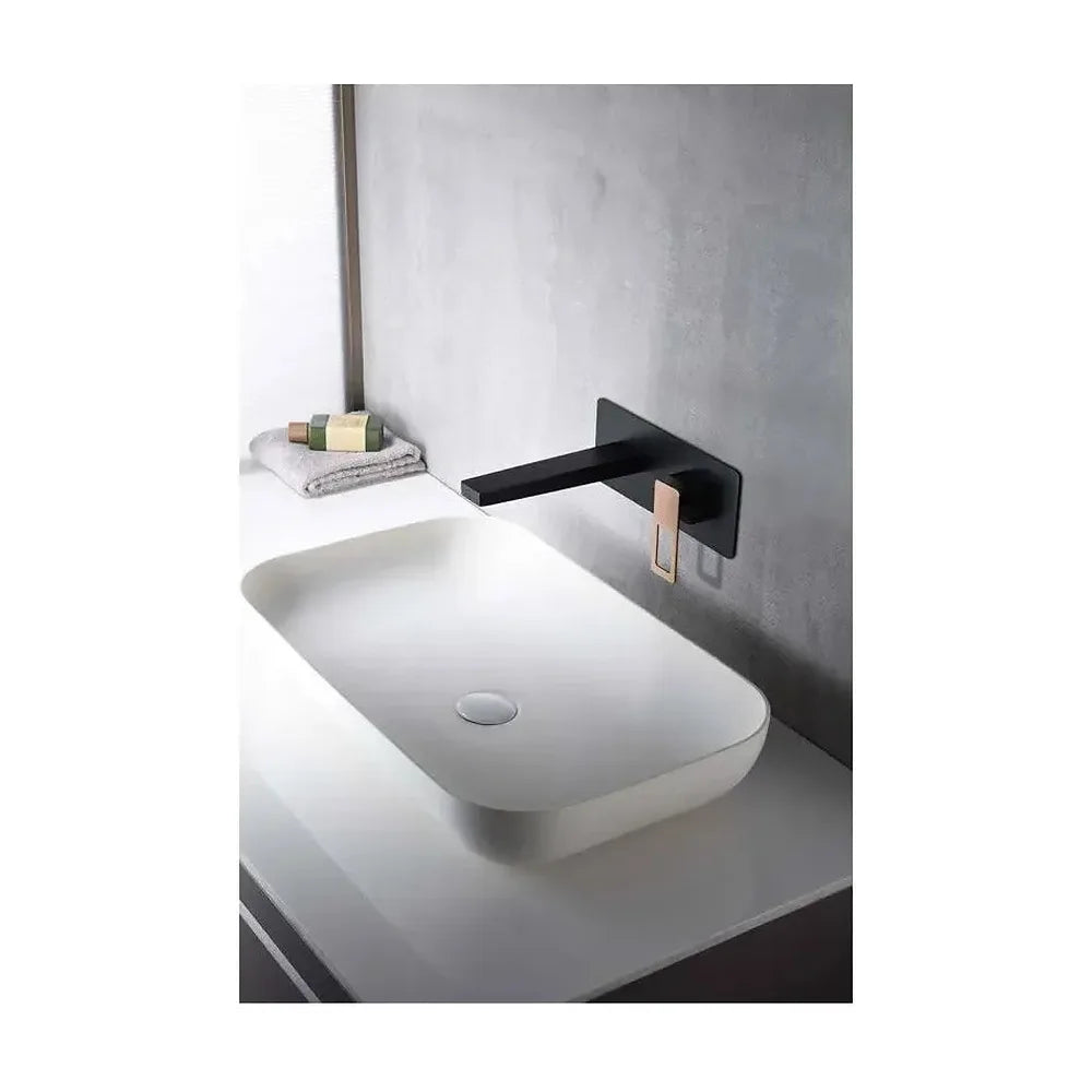 Vista principal de Grifo de lavabo monomando empotrado a pared de acabado negro y oro rosa Suecia de Imex