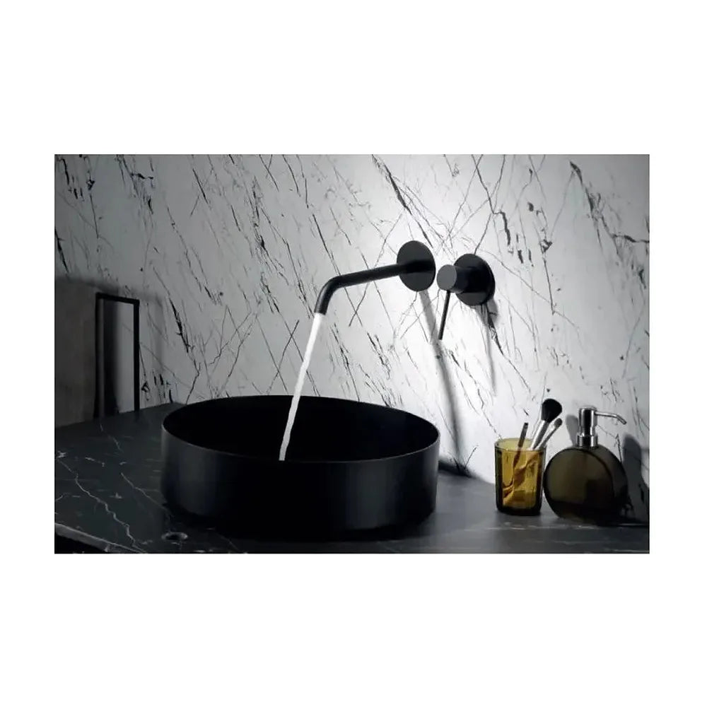 Vista principal de Grifo de lavabo para empotrar en pared con un acabado negro mate stick Milos de Imex