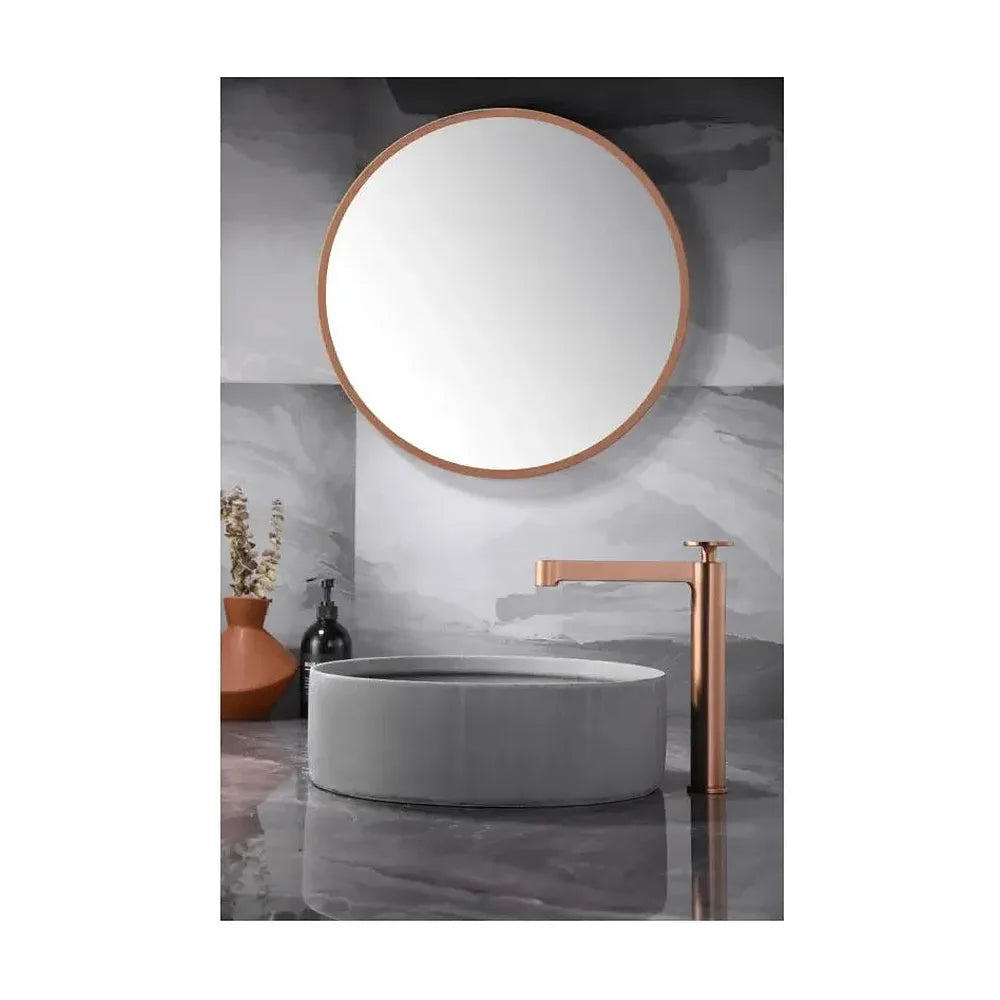 Vista lateral y perspectiva de Grifo monomando con caño alto para lavabo hecho de latón con acabado oro rosa cepillado...
