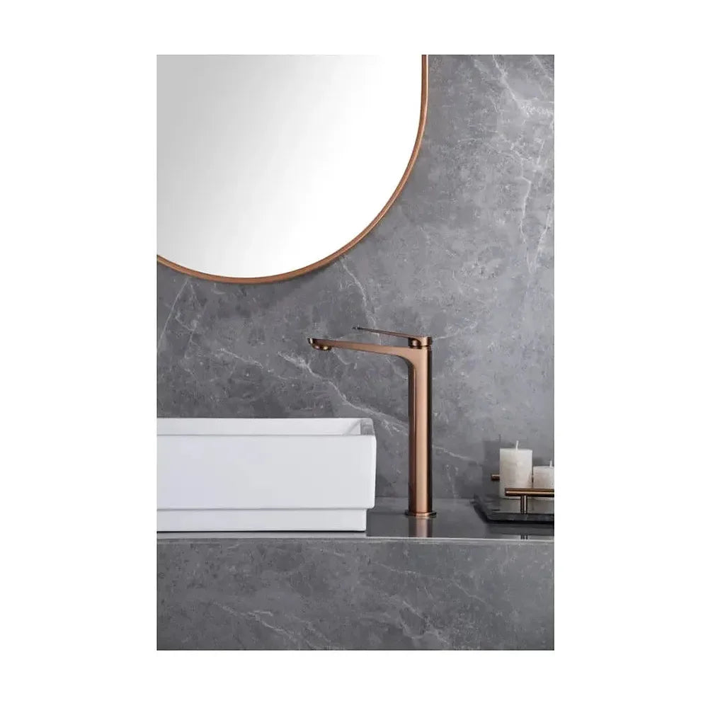 Vista principal de Grifo monomando con caño alto para lavabo fabricado en latón con acabado oro rosa cepillado Napoles de...