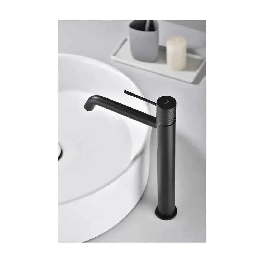 Vista lateral y perspectiva de Grifo monomando con caño alto para lavabo hecho de latón con acabado negro mate Genova de Imex