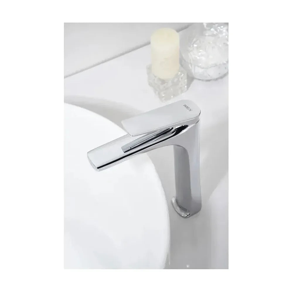 Vista lateral y perspectiva de Grifo monomando con caño alto para lavabo fabricado en latón con acabado cromado Delos de Imex