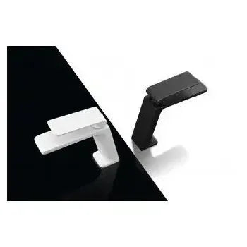 Vista principal de Grifo monomando de color negro para lavabo fabricado en latón con discos cerámicos Fiyi de Imex
