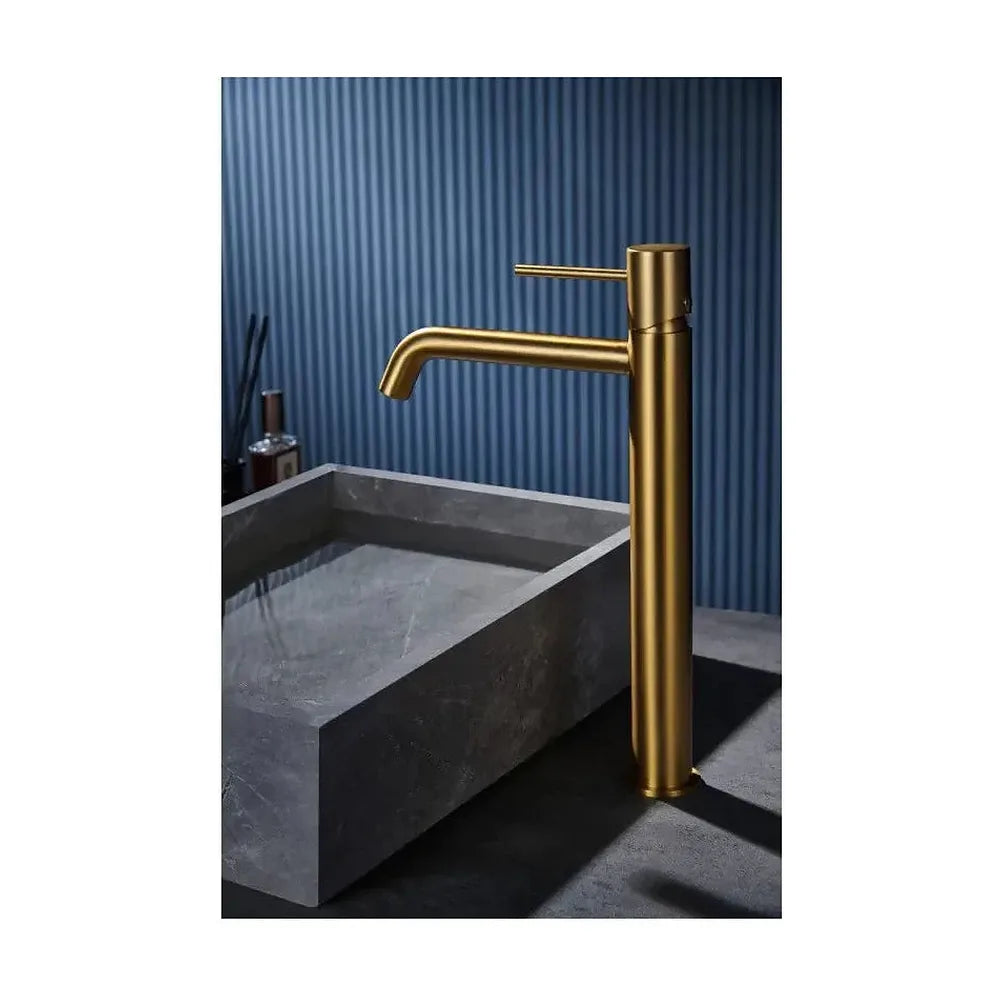 Vista lateral y perspectiva de Grifo monomando de lavabo fabricado en latón con acabado oro cepillado Monza de Imex