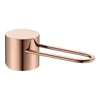 Detalle de funcionamiento de Grifo monomando de pared para bañera fabricada en latón de acabado negro mate y oro rosa...