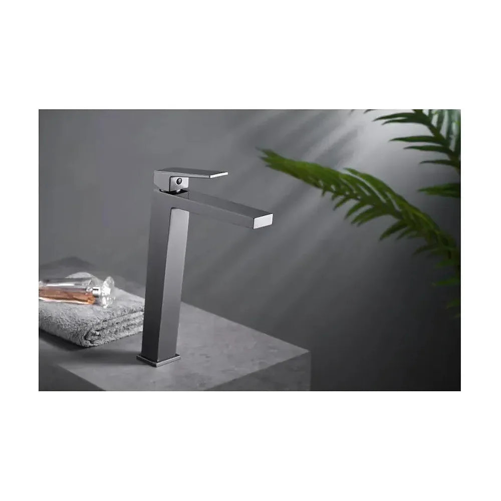 Vista principal de Grifo monomando para lavabo con caño alto hecho de latón con acabado negro metalizado Art de Imex