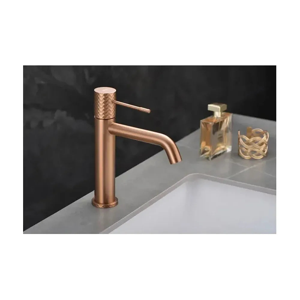 Vista principal de Grifo monomando para lavabo con tecnología cold open hecho de latón con acabado oro rosa cepillado...