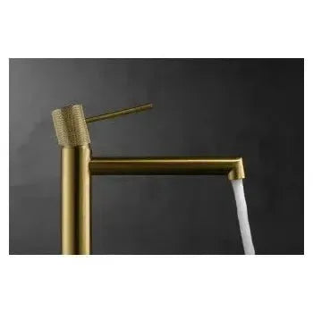 Vista lateral y perspectiva de Grifo monomando para lavabo con un diseño de caño alto en color oro cepillado Line de Imex
