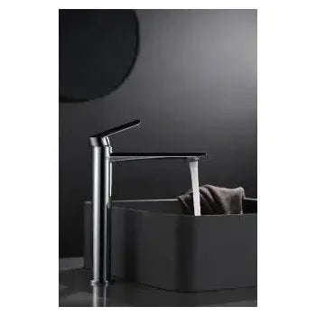 Vista principal de Grifo monomando para lavabo con un diseño de caño alto de acabado cromado Ural de Imex