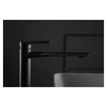 Vista lateral y perspectiva de Grifo monomando para lavabo de caño alto con un diseño moderno de acabado negro mate Ural...