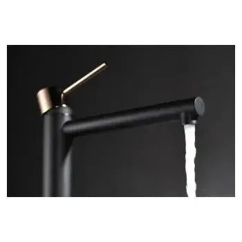 Detalle de acabado y materiales de Grifo monomando para lavabo de caño alto fabricado en latón de acabado negro mate y...
