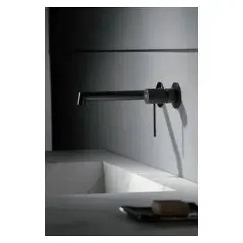 Vista lateral y perspectiva de Grifo monomando para lavabo de diseño empotrado en color Black Gun Metal Line de Imex