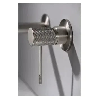 Vista trasera o instalación de Grifo monomando para lavabo de diseño empotrado en color níquel cepillado Line de Imex