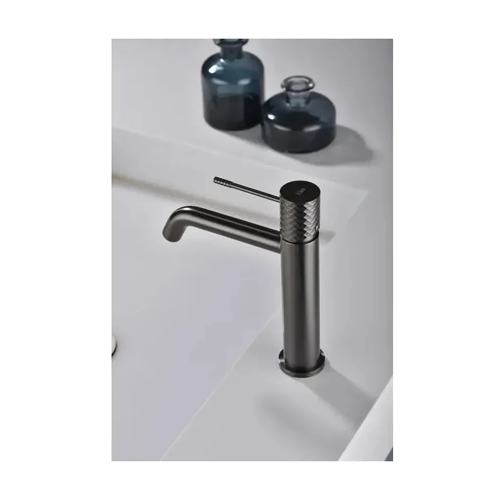 Vista principal de Grifo monomando para lavabo hecho de latón con acabado negro metalizado Genova de Imex