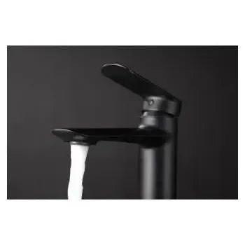 Detalle de acabado y materiales de Grifo monomando para lavabo negro mate equipado con un cartucho cerámico de 35 mm Ural...
