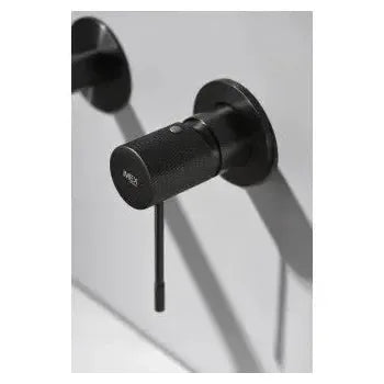 Vista lateral y perspectiva de Grifo monomando para lavabo para empotrar a la pared de color negro mate Line de Imex