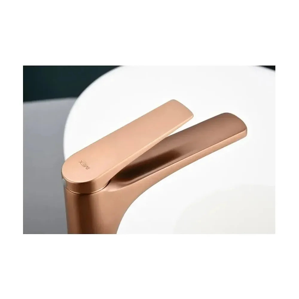 Vista principal de Grifo monomando sobre repisa para lavabo fabricado en latón con acabado oro rosa cepillado Delos de Imex