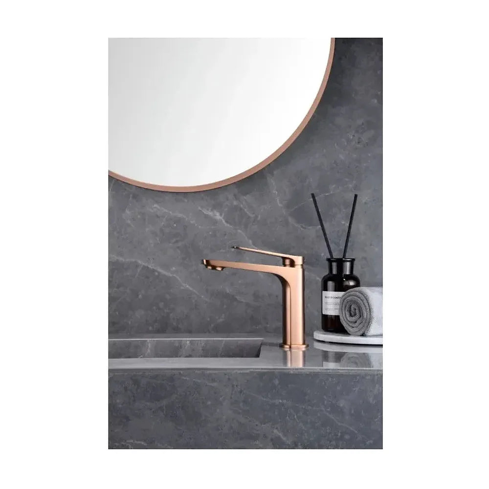 Vista principal de Grifo monomando sobre repisa para lavabo hecho de latón con acabado oro rosa cepillado Napoles de Imex